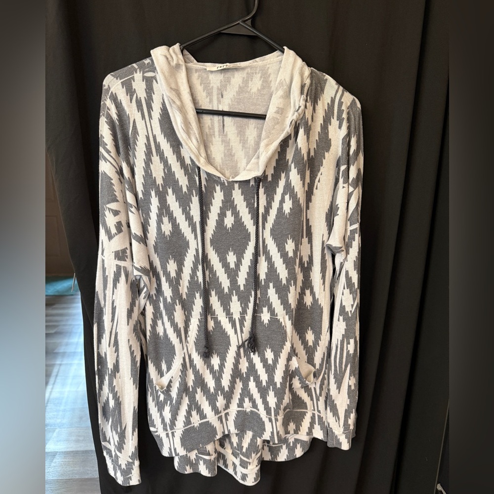 Oversized Gray and White Geometric Hoodie